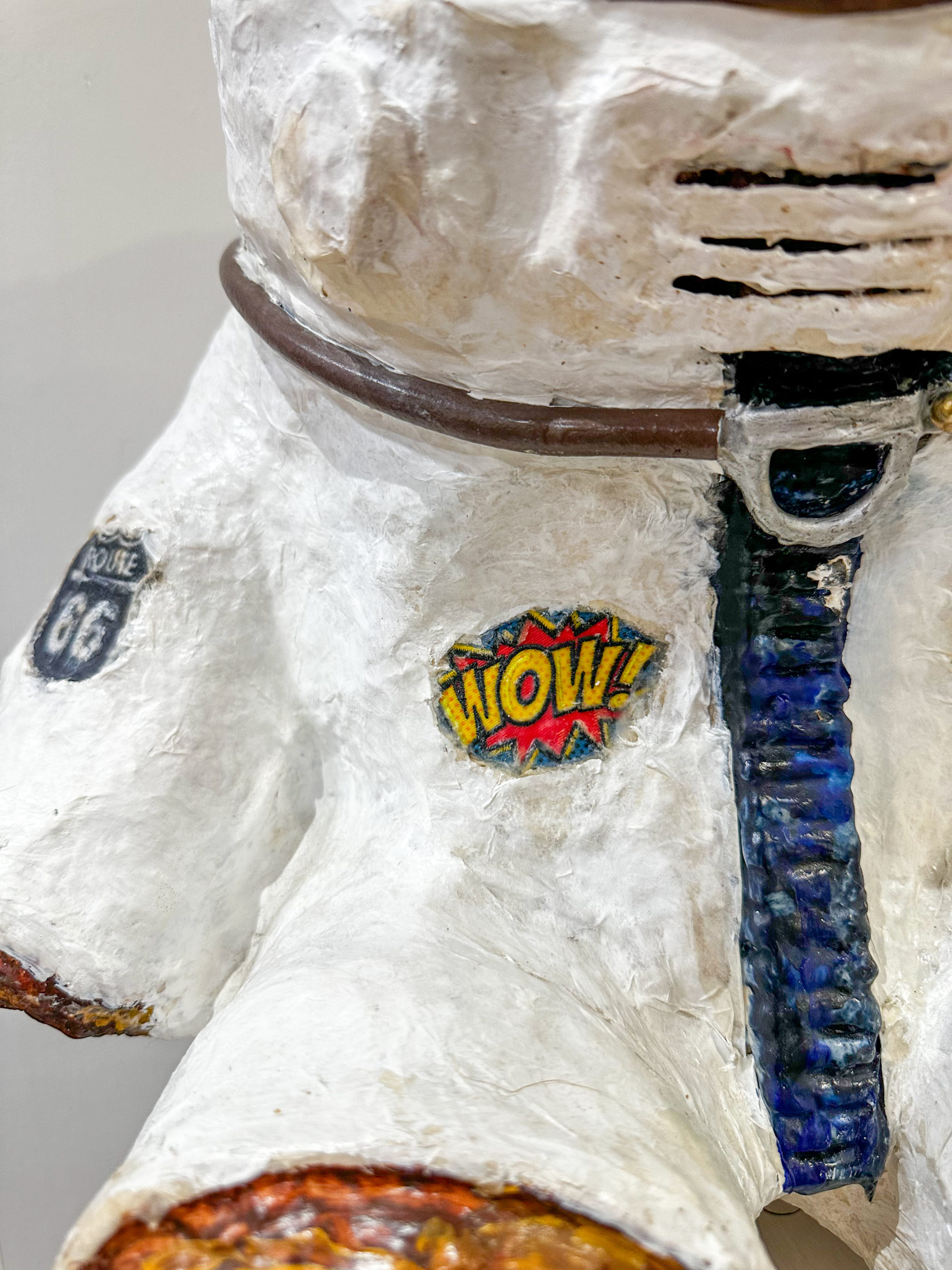 IMG_9294aurore morisse affaire conclue sculpture robert alonzi ours en peluche teddy bear astronaute pièce unique décoration papier maché belgique liège contemporain
