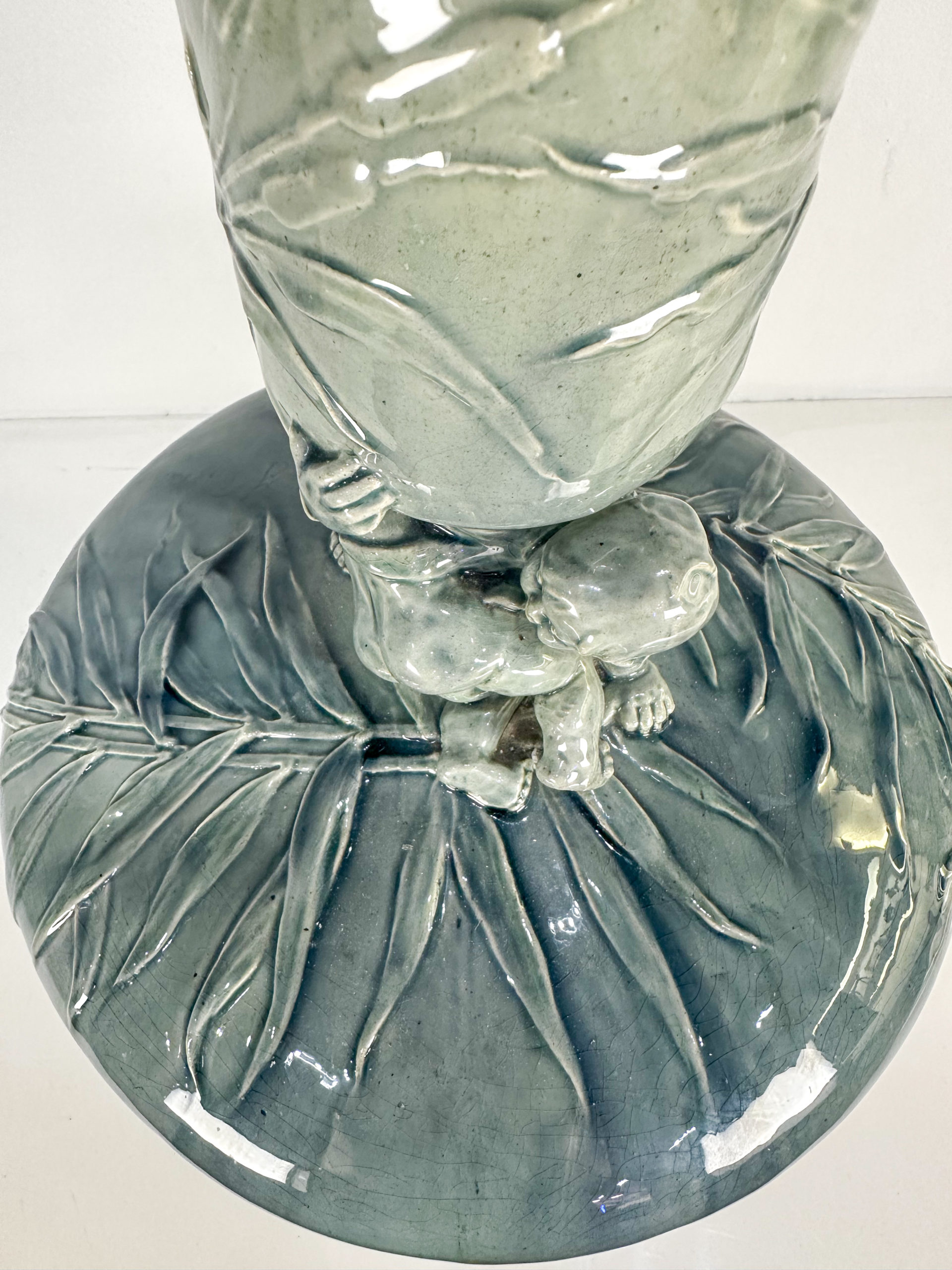 IMG_9459aurore morisse affaire conclue vase céramique céladon putti fleurs porte cierge 19e siècle laiton doré bronze collection vintage décoration