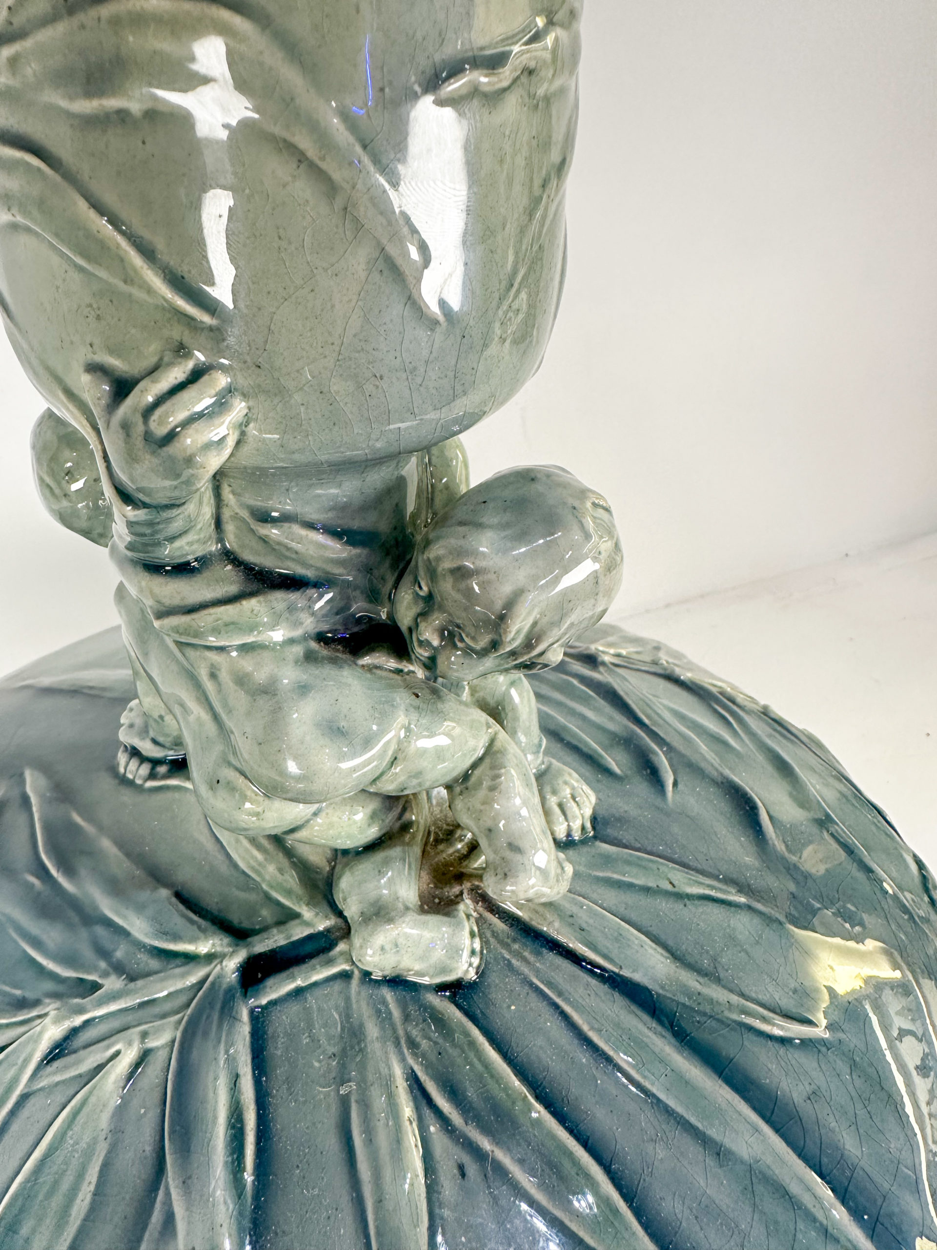 IMG_9460aurore morisse affaire conclue vase céramique céladon putti fleurs porte cierge 19e siècle laiton doré bronze collection vintage décoration