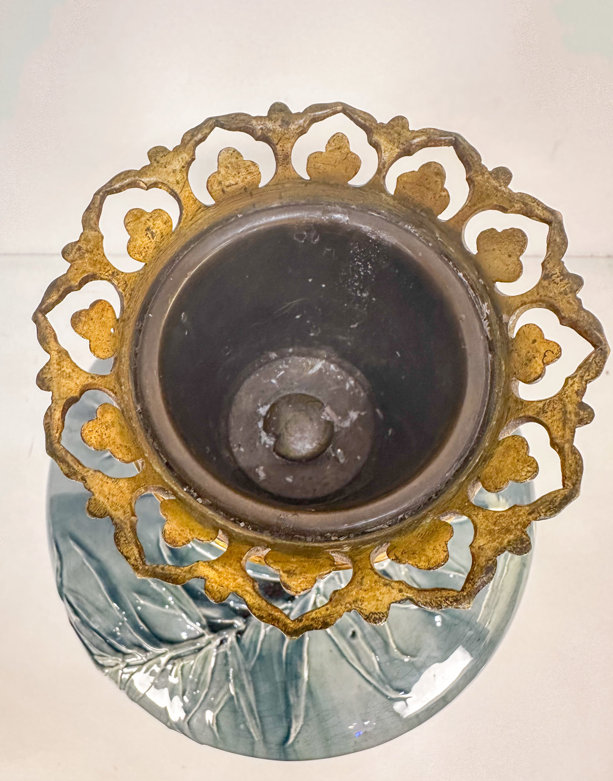 IMG_9462aurore morisse affaire conclue vase céramique céladon putti fleurs porte cierge 19e siècle laiton doré bronze collection vintage décoration