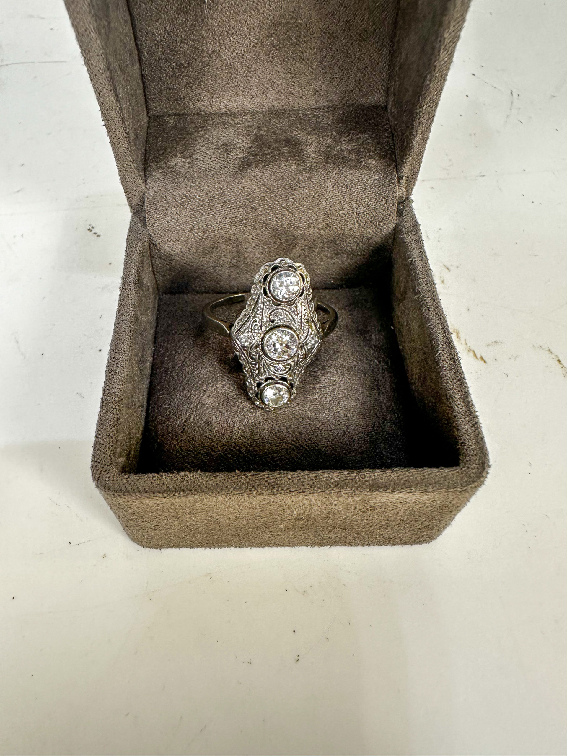 IMG_9419aurore morisse affaire conclue bijoux anciens bague diamants or intemporel bijouterie