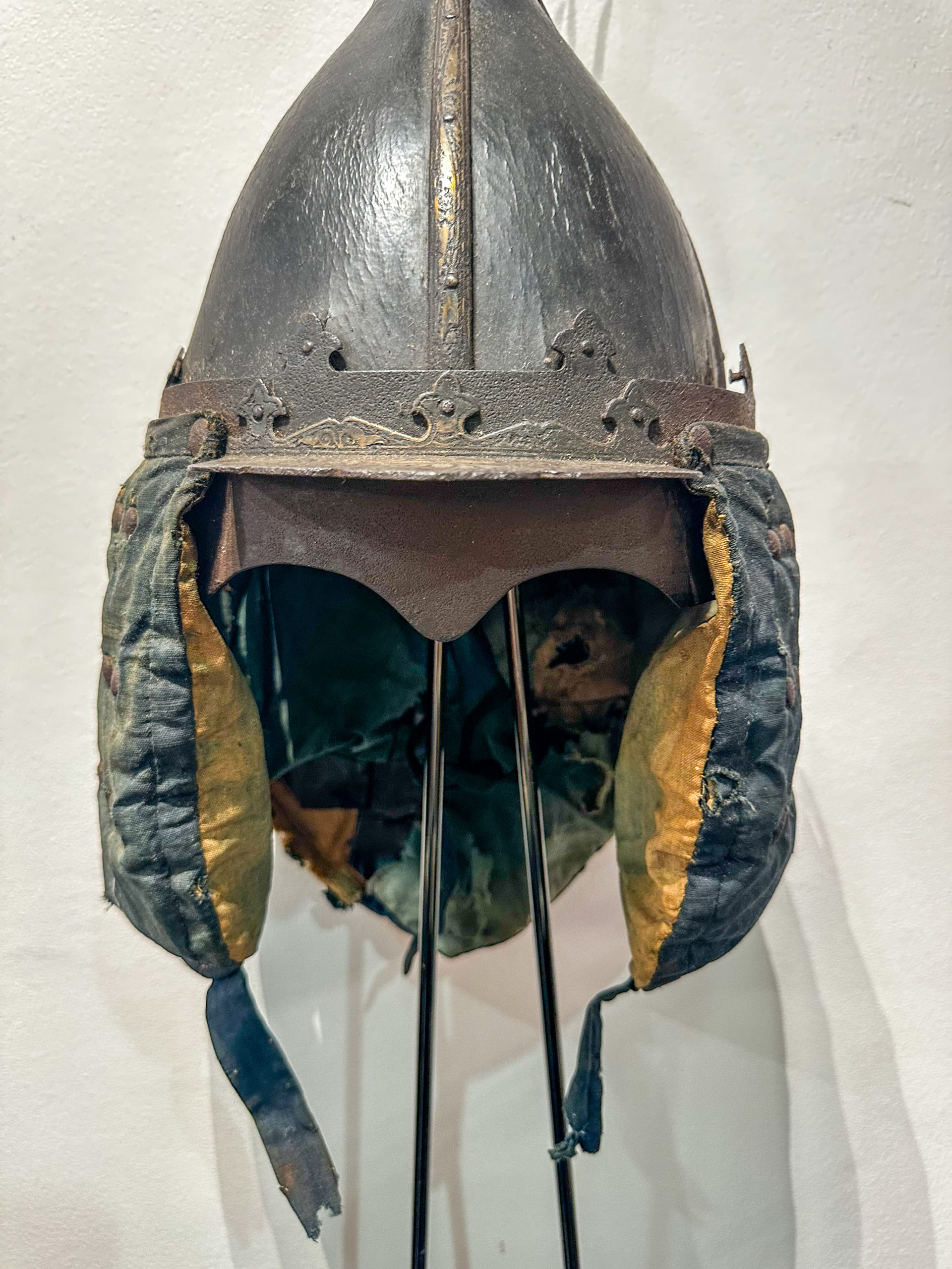 IMG_9852aurore morisse affaire conclue histoire asie casque mongole mongolie combat guerrier décoration art asiatique extrême orient collectionneur collection armure