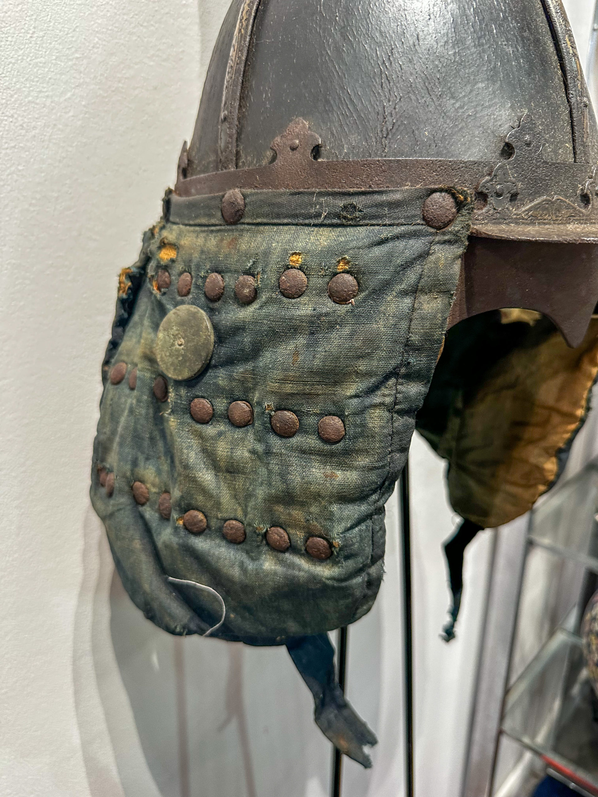 IMG_9853aurore morisse affaire conclue histoire asie casque mongole mongolie combat guerrier décoration art asiatique extrême orient collectionneur collection armure