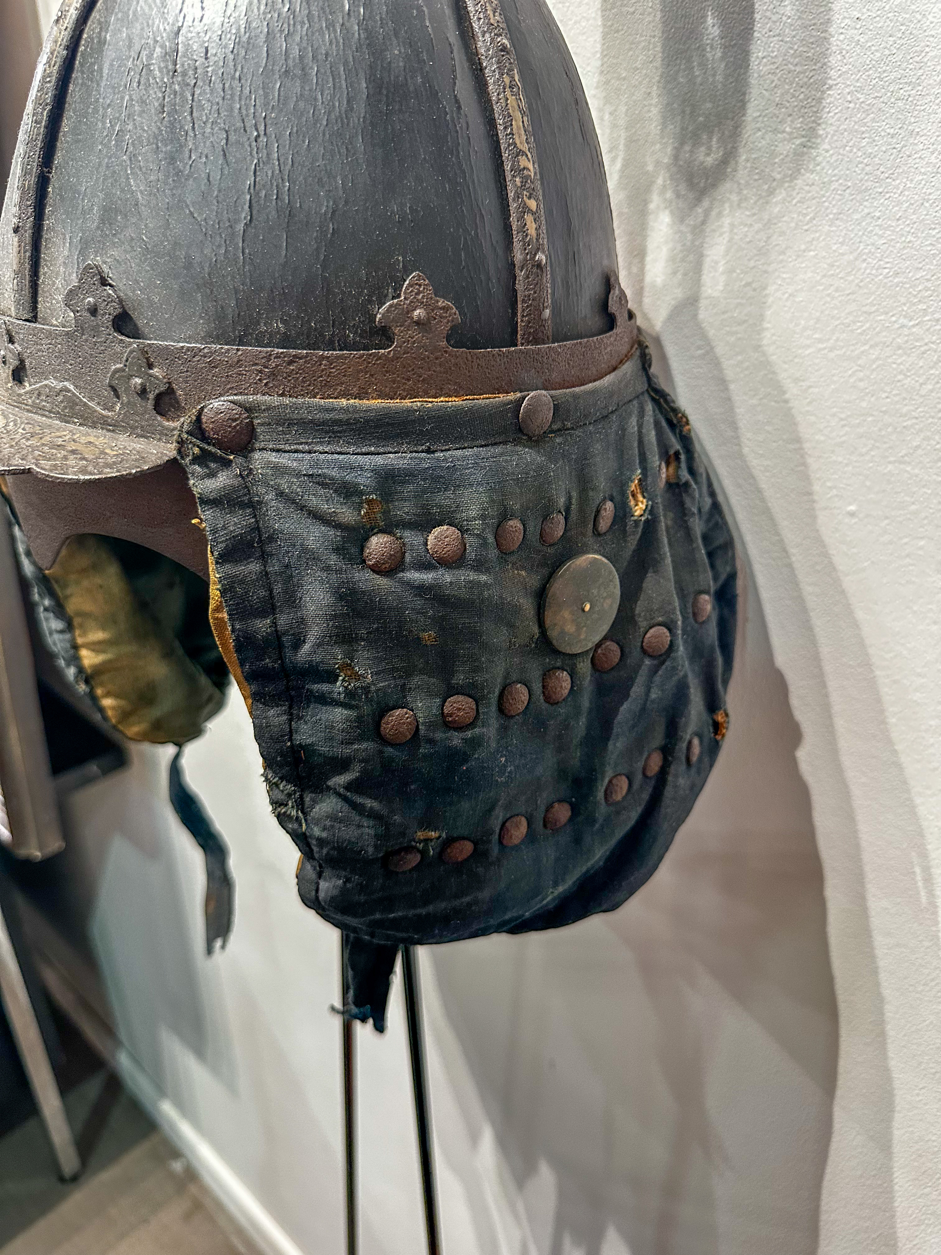 IMG_9854aurore morisse affaire conclue histoire asie casque mongole mongolie combat guerrier décoration art asiatique extrême orient collectionneur collection armure