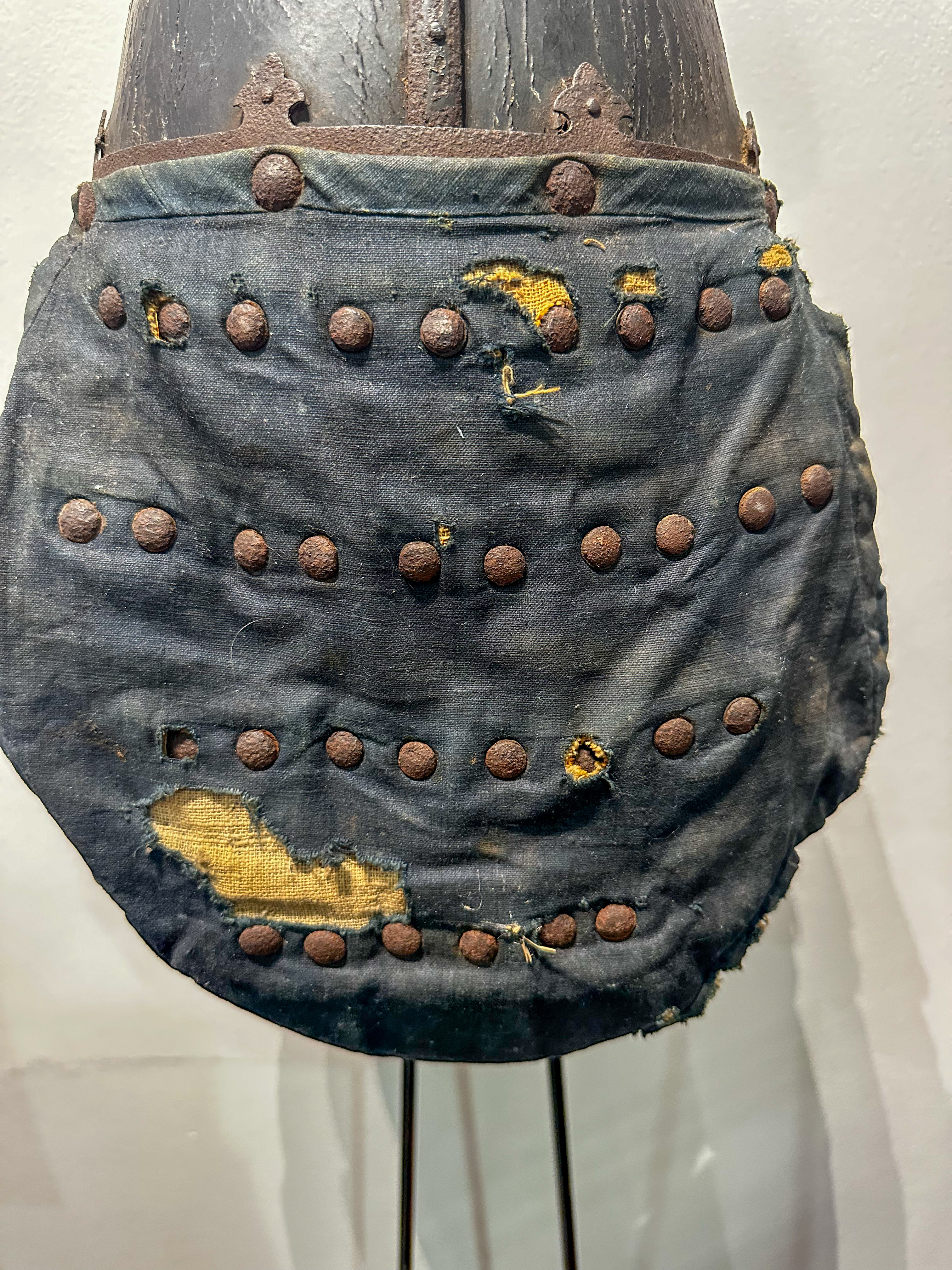 IMG_9857aurore morisse affaire conclue histoire asie casque mongole mongolie combat guerrier décoration art asiatique extrême orient collectionneur collection armure