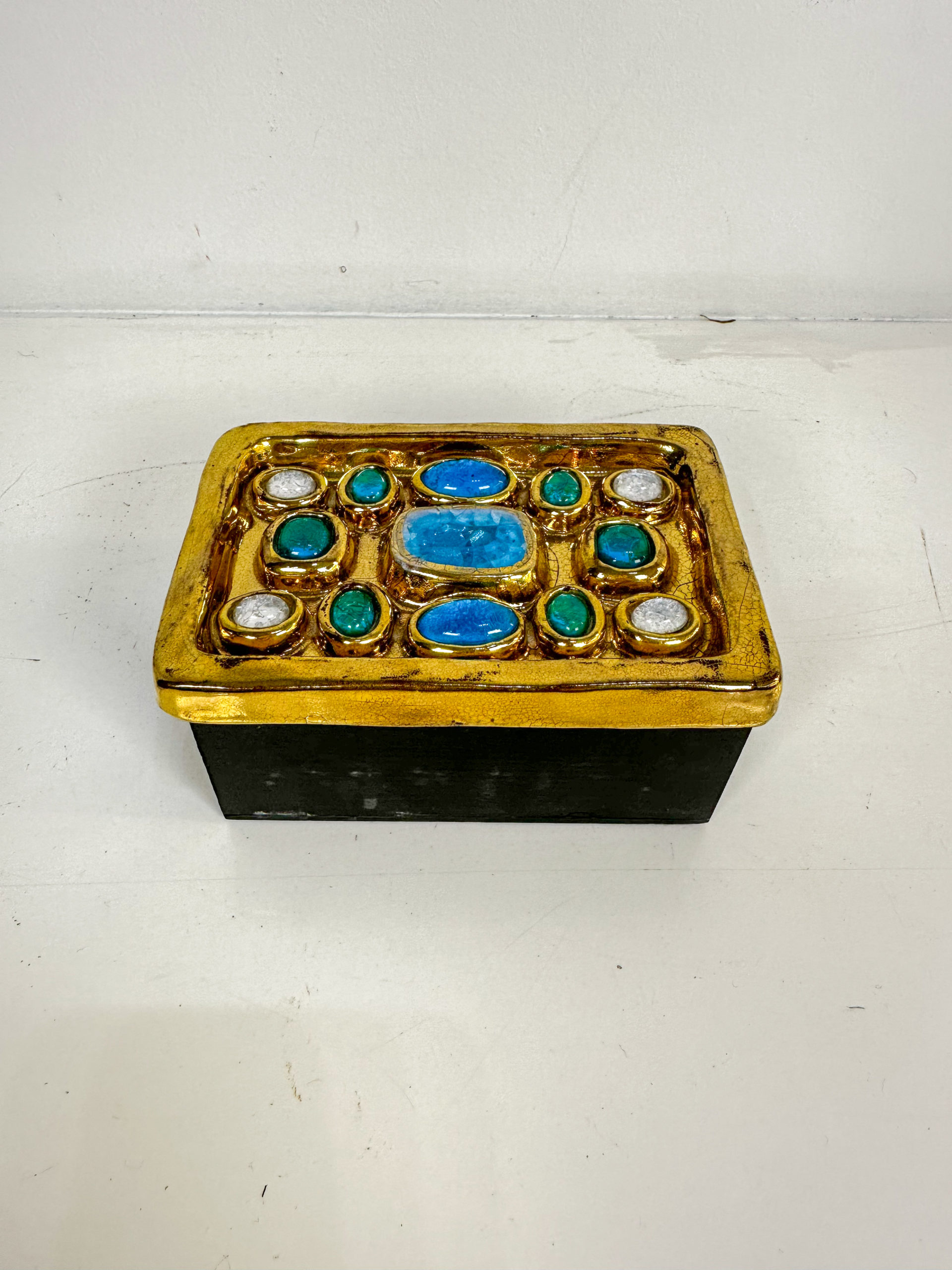 IMG_9880aurore morisse affaire conclue mithé espelt boite céramique émail doré velours vert bleu décoration collectionneur artiste femme