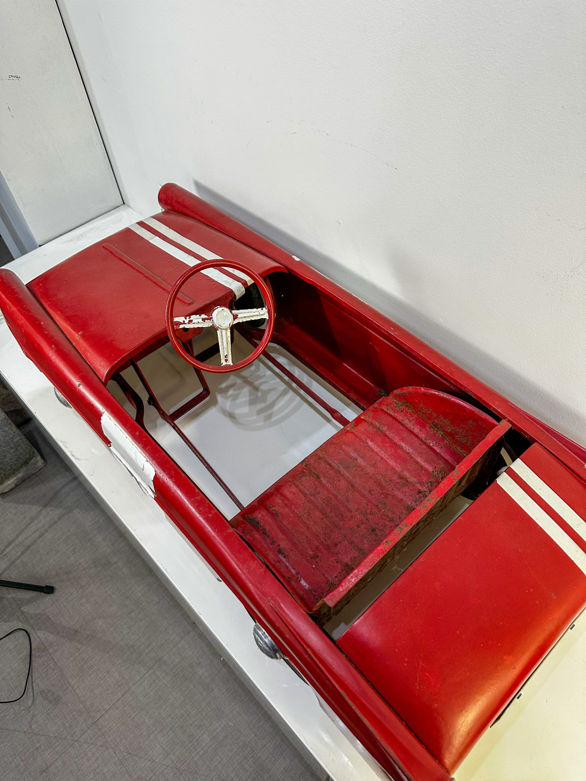 IMG_9923aurore morisse affaire conclue décoration voiture rouge enfant jouet vintage seconde main 20e siècle