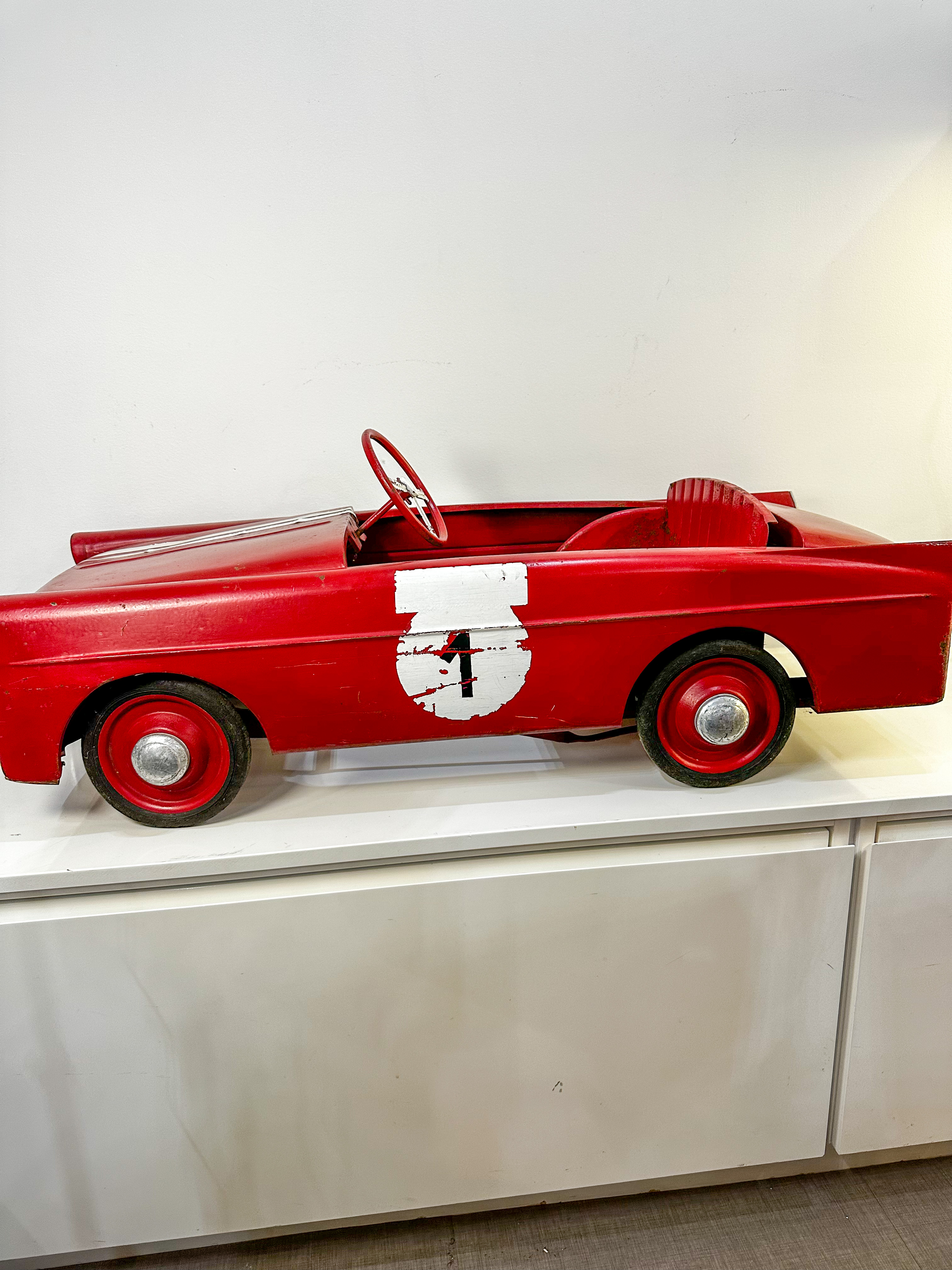 IMG_9924aurore morisse affaire conclue décoration voiture rouge enfant jouet vintage seconde main 20e siècle