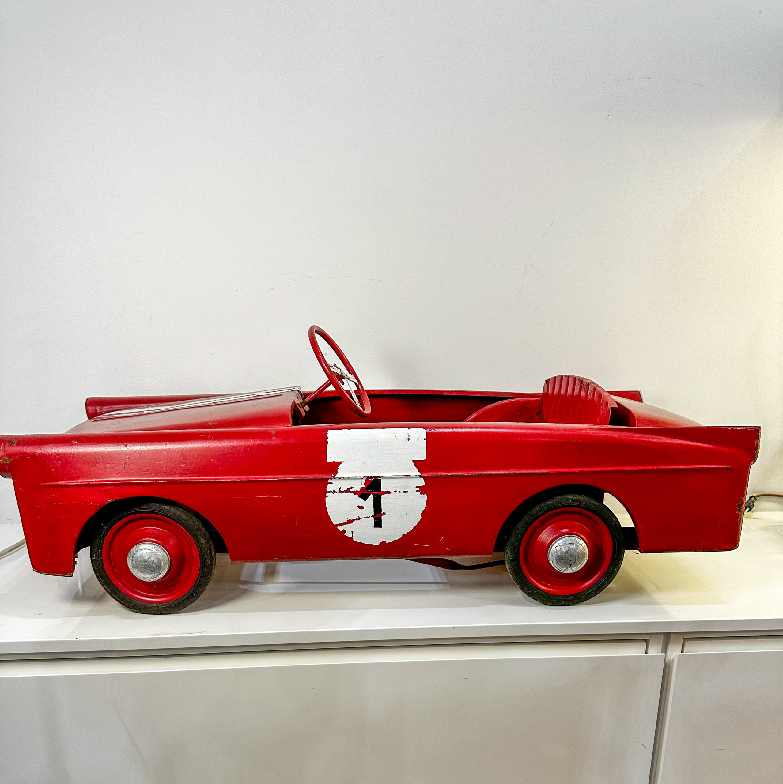 IMG_9925aurore morisse affaire conclue décoration voiture rouge enfant jouet vintage seconde main 20e siècle