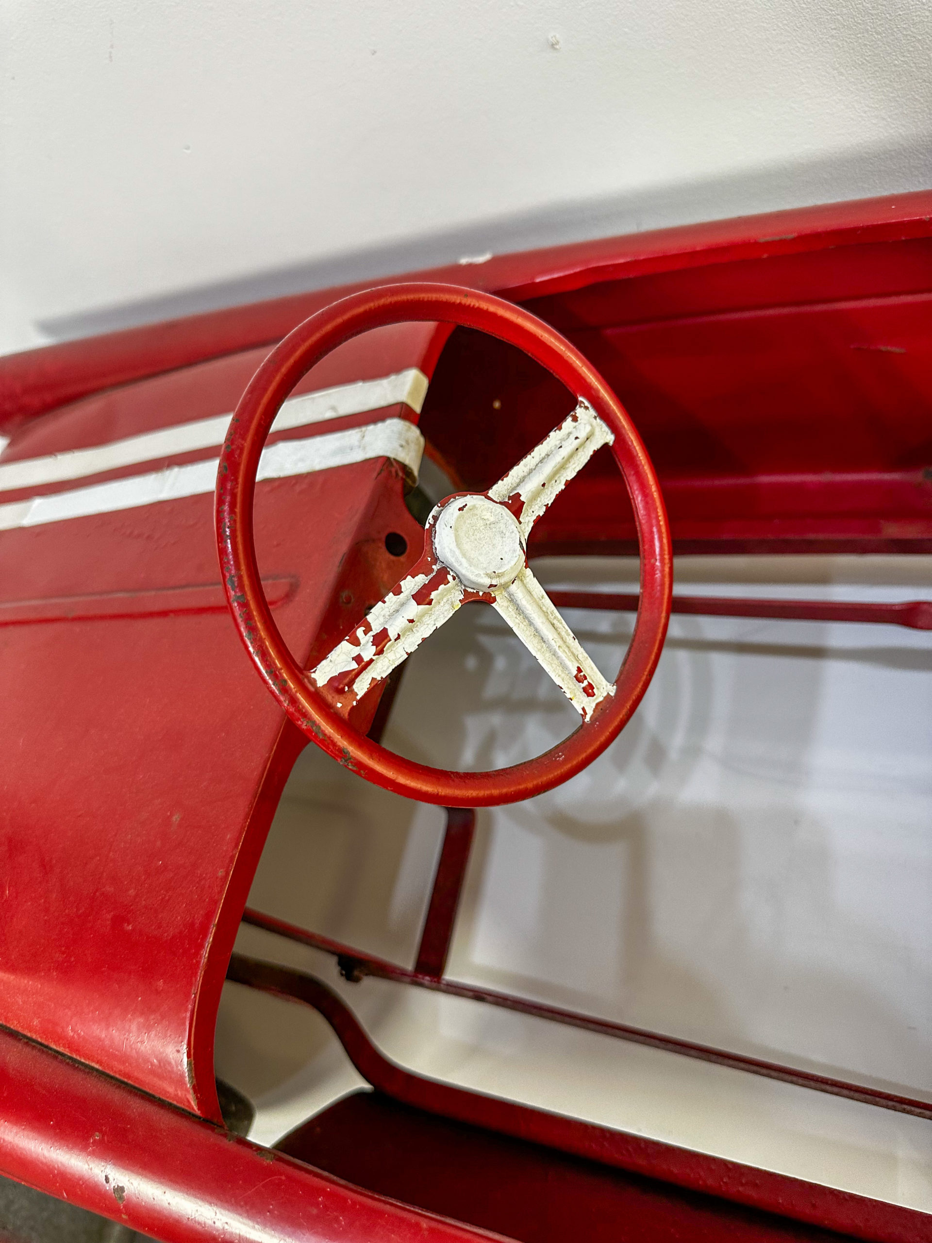 IMG_9926aurore morisse affaire conclue décoration voiture rouge enfant jouet vintage seconde main 20e siècle