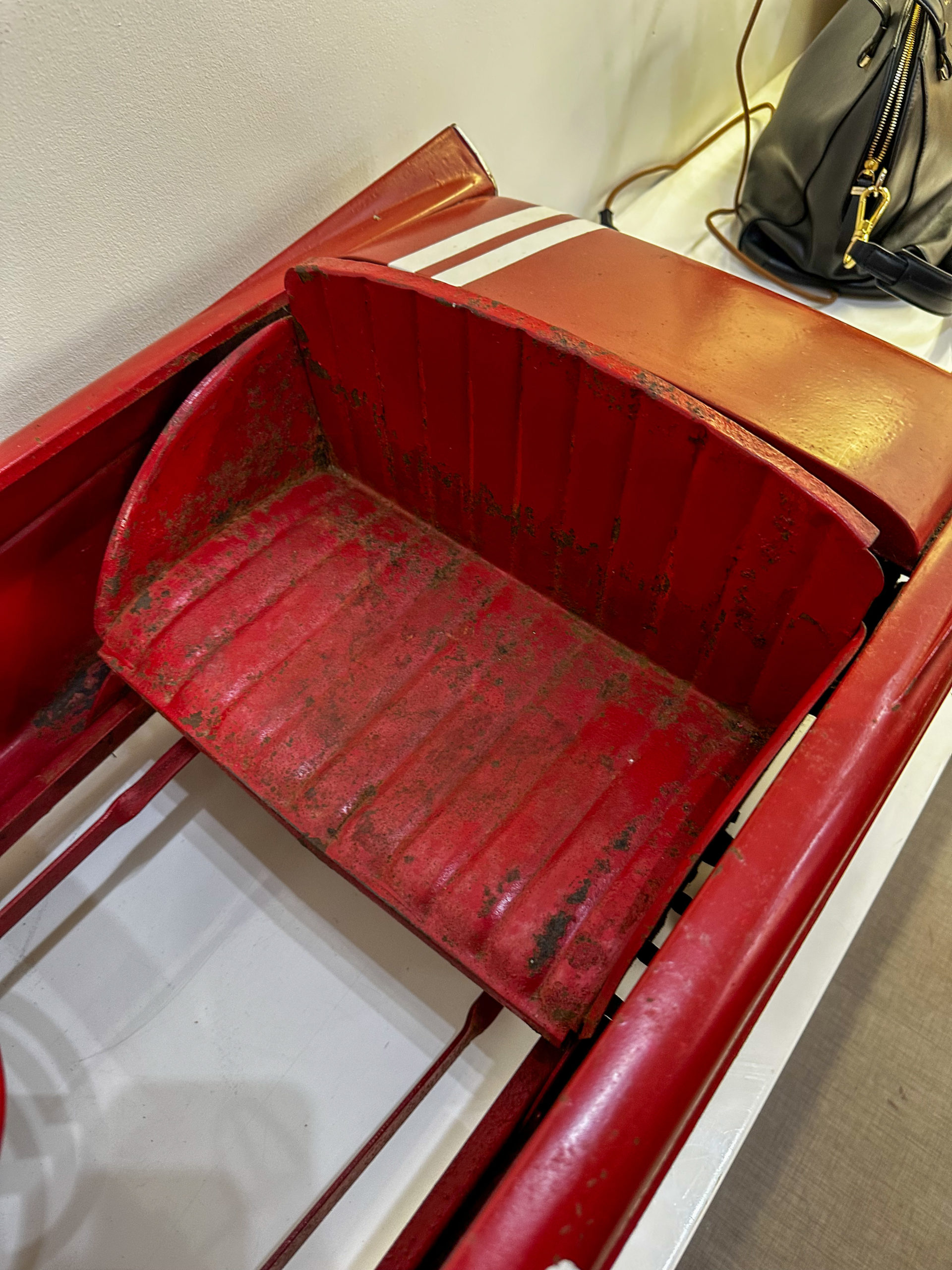 IMG_9927aurore morisse affaire conclue décoration voiture rouge enfant jouet vintage seconde main 20e siècle