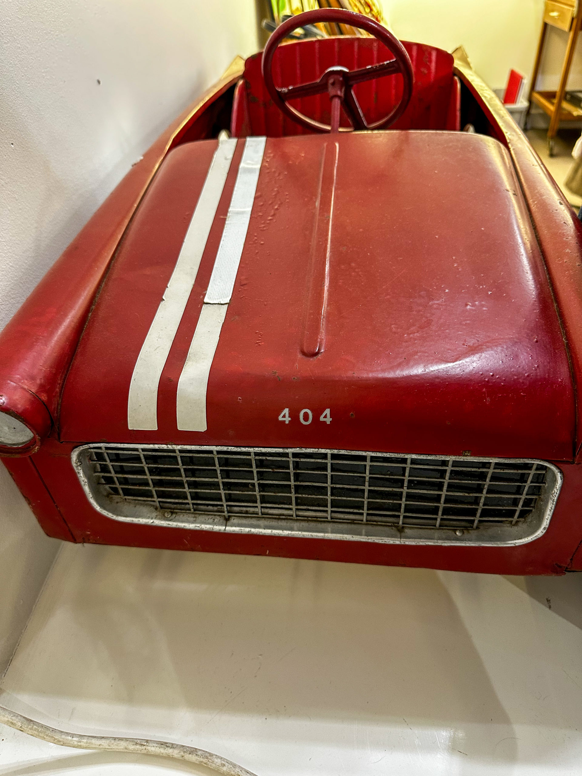 IMG_9929aurore morisse affaire conclue décoration voiture rouge enfant jouet vintage seconde main 20e siècle