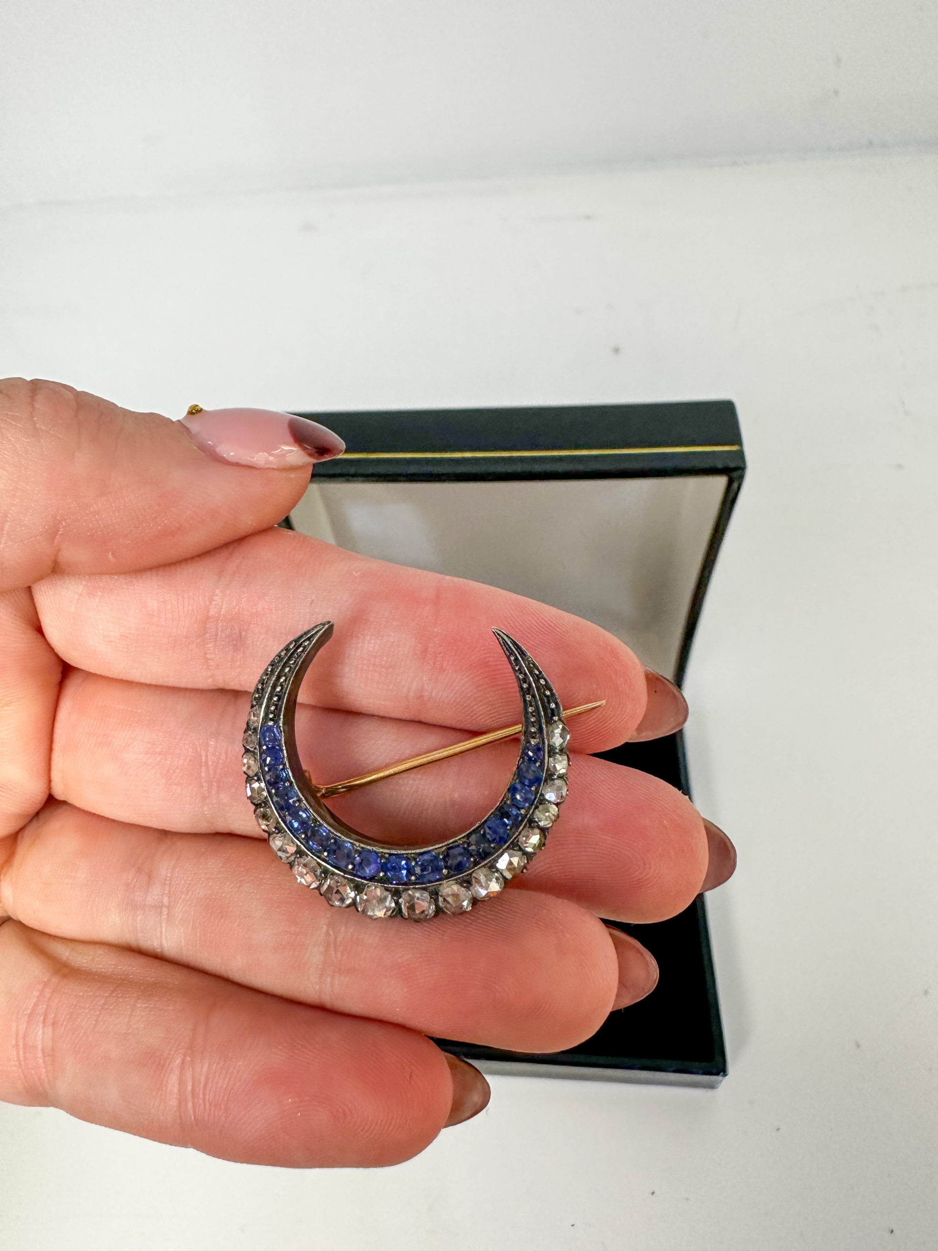 IMG_9939aurore morisse affaire conclue bijoux broche lune diamants pierres précieuses symbole lune seconde main ancien collectionneur