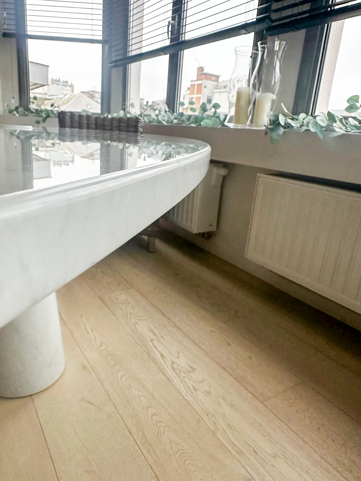 75692a1f-3f76-45cf-b2fd-87169b51f743aurore morisse affaire conclue mobilier mangiarotti table eros marbre design italien 20e siècle années 60 salle à manger investissement décoration ameublement