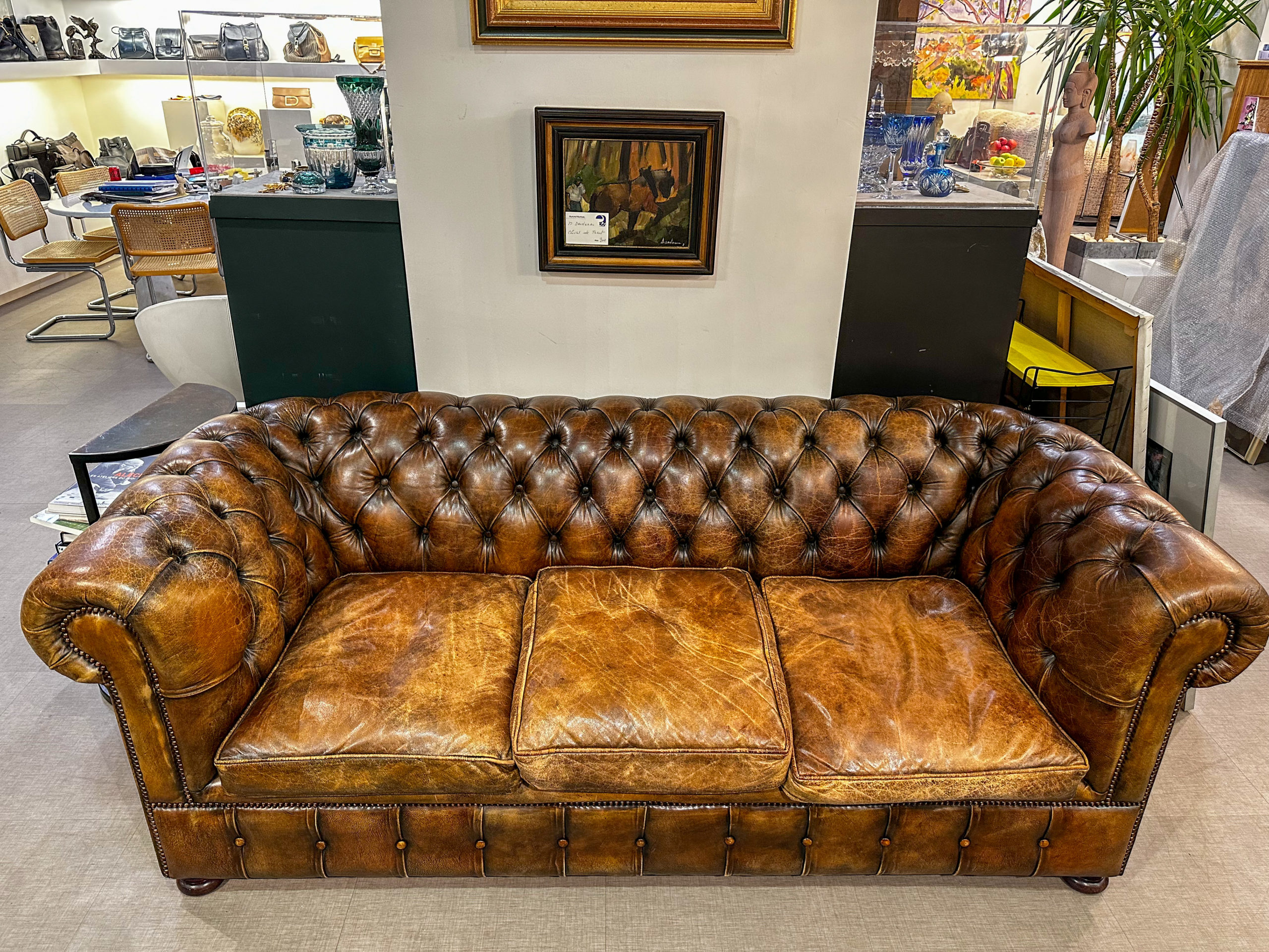 IMG_0786aurore morisse affaire conclue mobilier canapé chesterfield ameublement vintage décoration anglais iconique salon intérieur