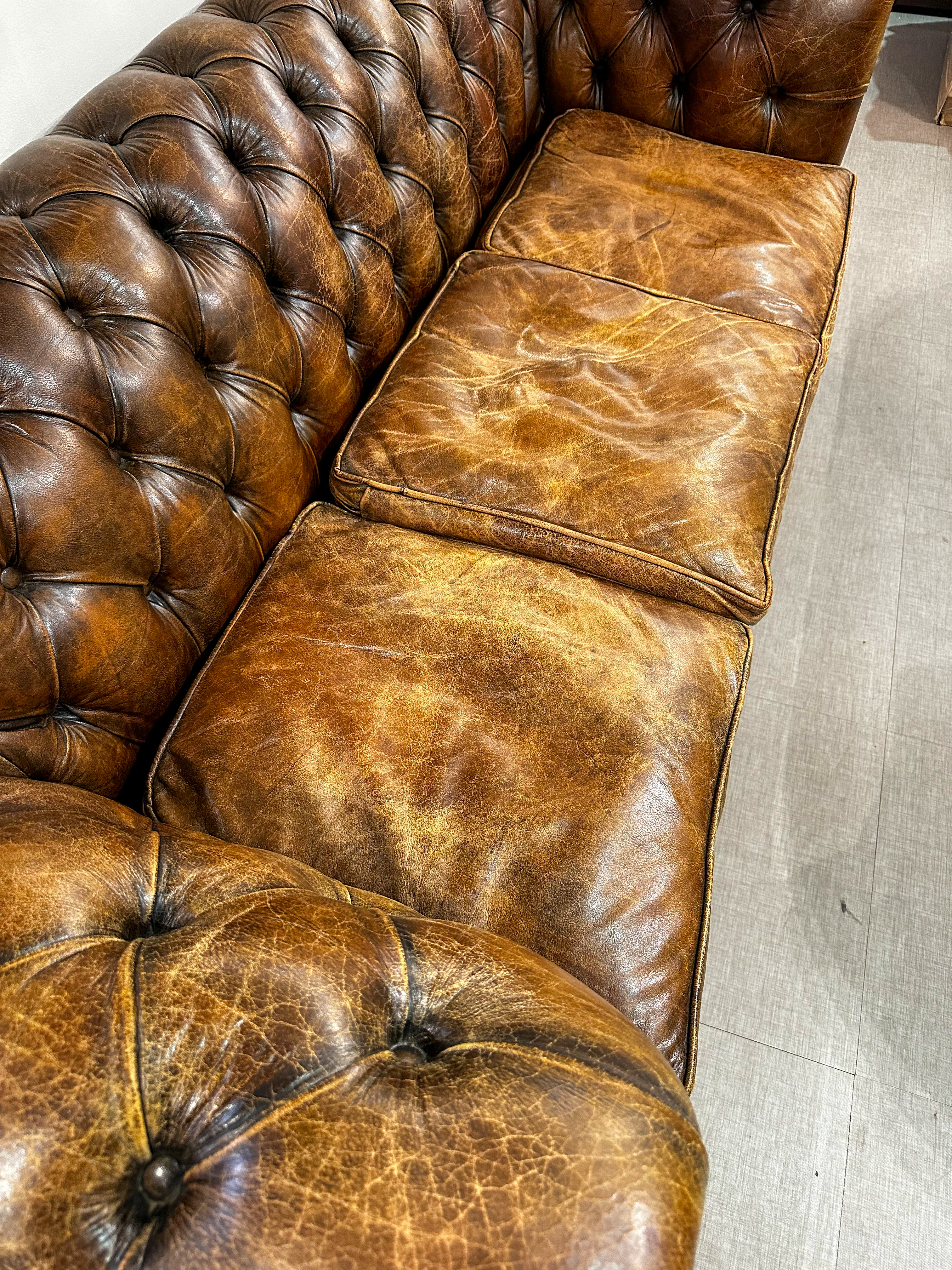 IMG_0787aurore morisse affaire conclue mobilier canapé chesterfield ameublement vintage décoration anglais iconique salon intérieur