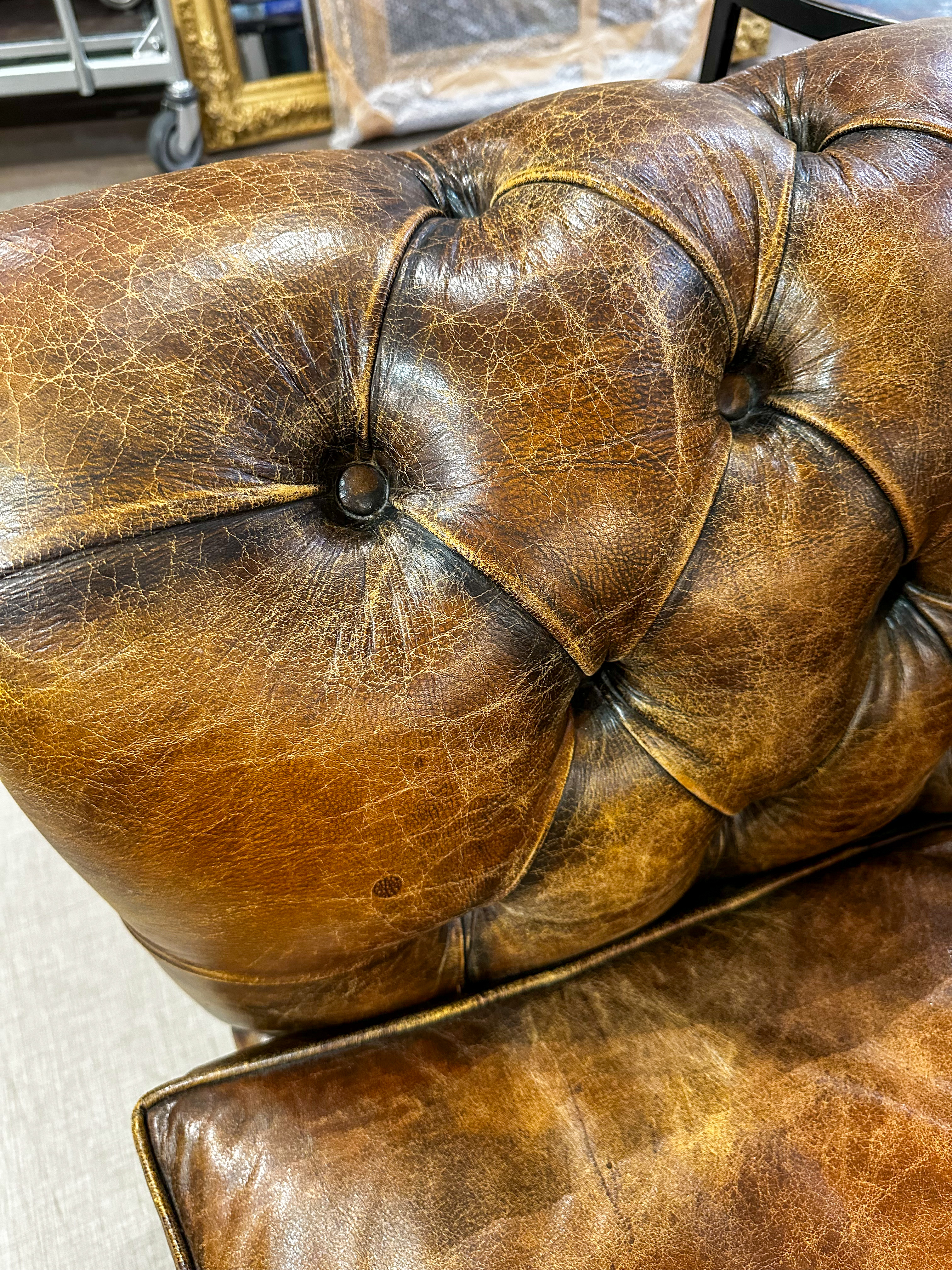 IMG_0788aurore morisse affaire conclue mobilier canapé chesterfield ameublement vintage décoration anglais iconique salon intérieur