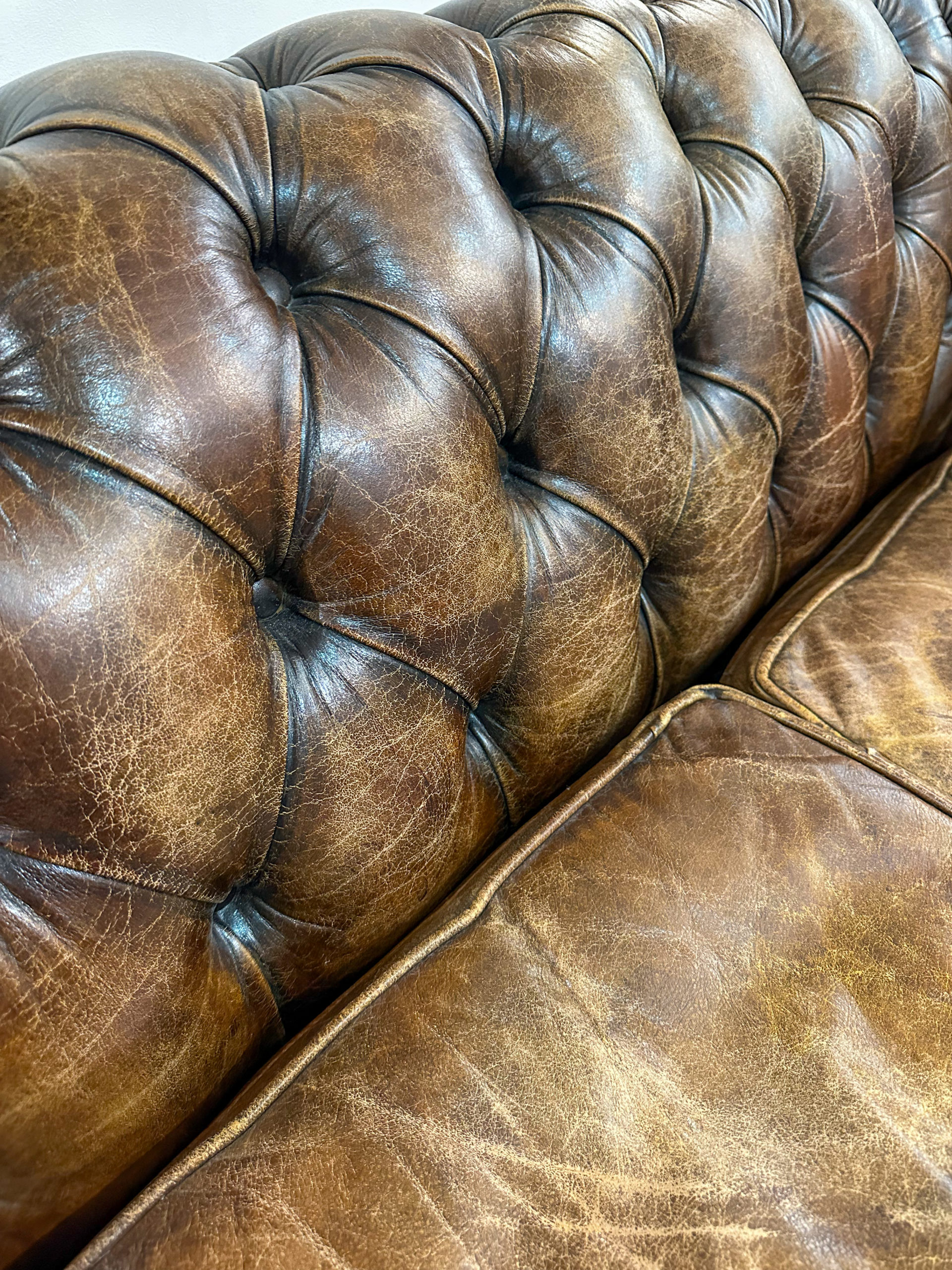 IMG_0789aurore morisse affaire conclue mobilier canapé chesterfield ameublement vintage décoration anglais iconique salon intérieur