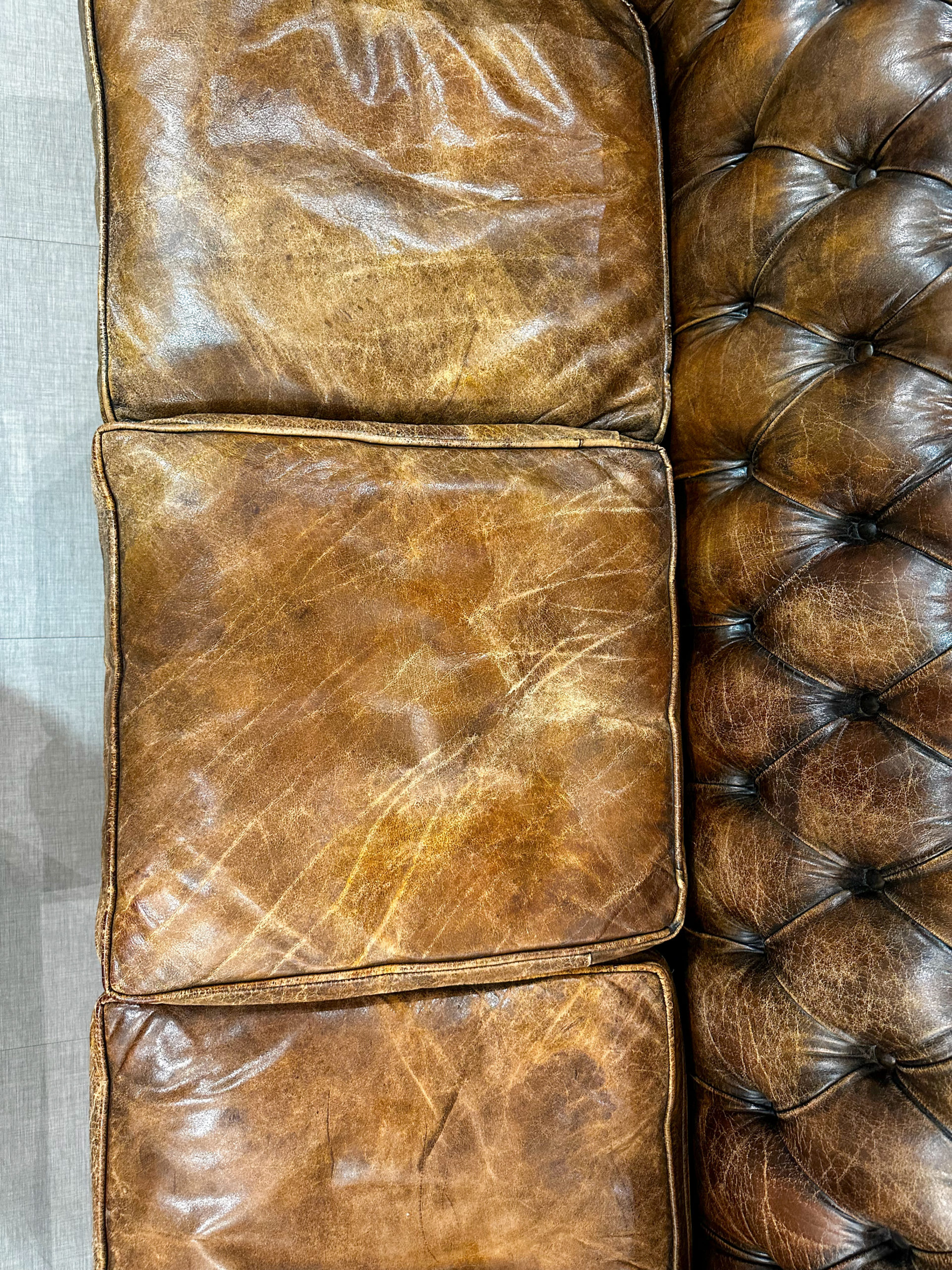 IMG_0790aurore morisse affaire conclue mobilier canapé chesterfield ameublement vintage décoration anglais iconique salon intérieur