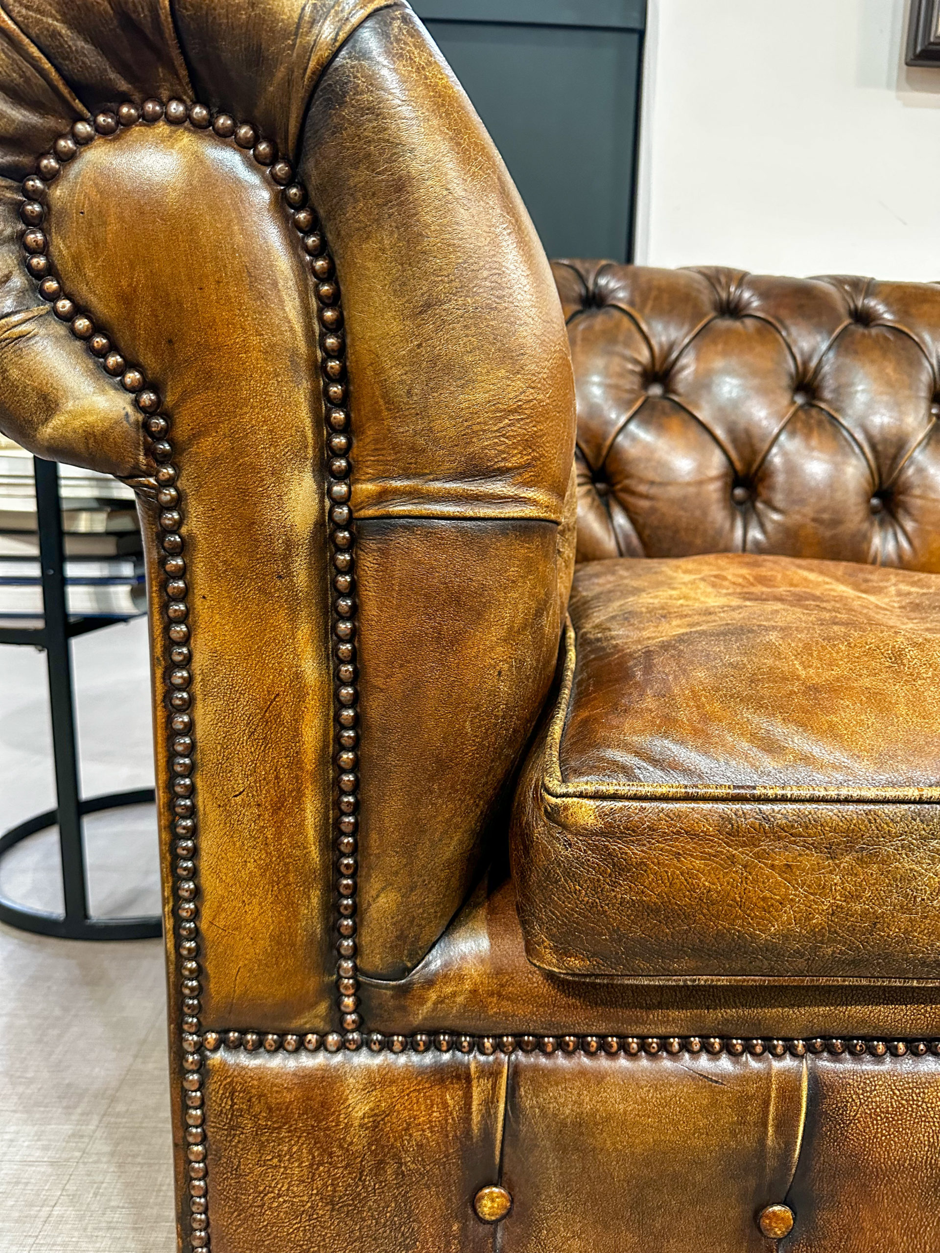 IMG_0791aurore morisse affaire conclue mobilier canapé chesterfield ameublement vintage décoration anglais iconique salon intérieur