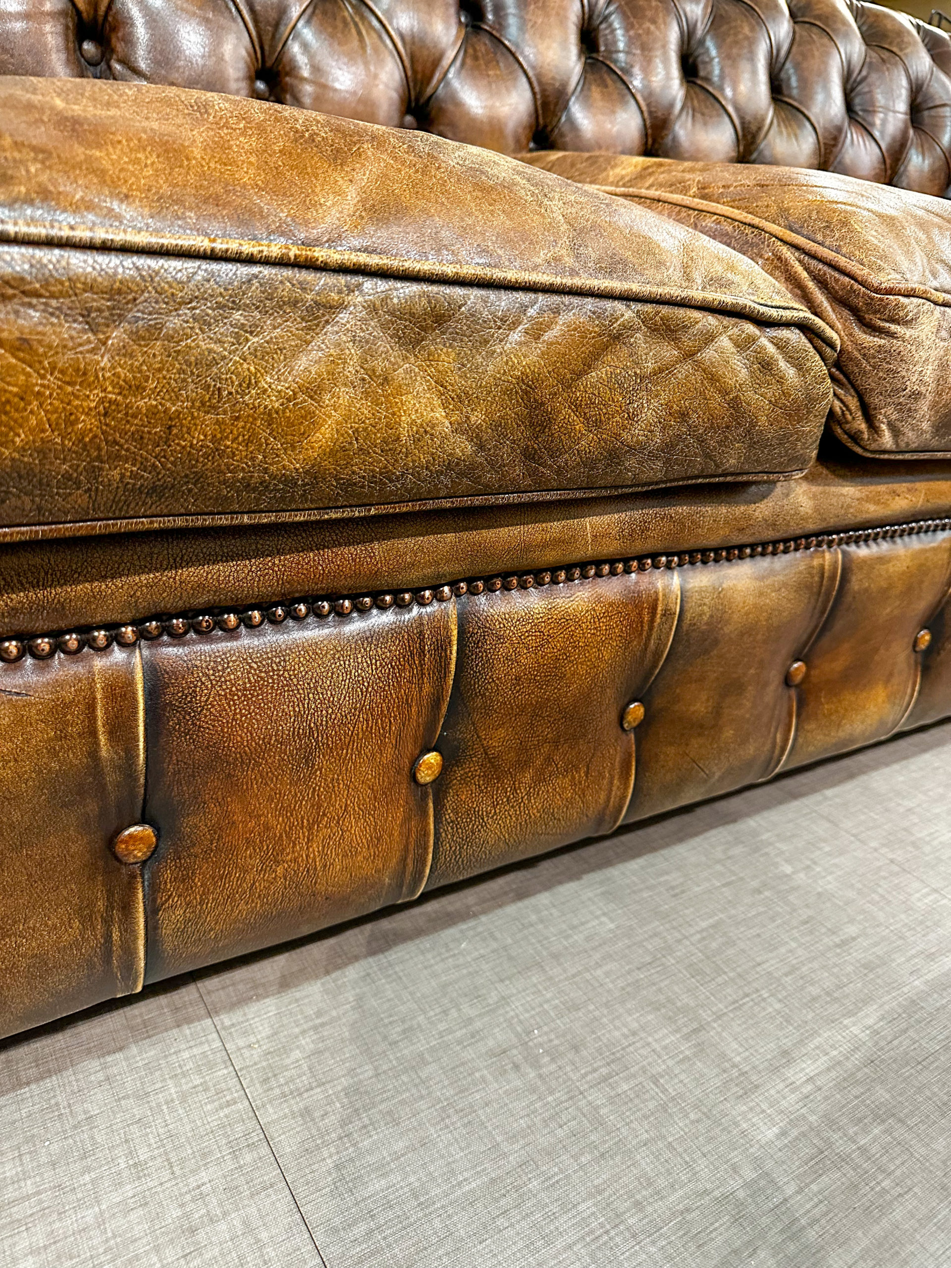 IMG_0792aurore morisse affaire conclue mobilier canapé chesterfield ameublement vintage décoration anglais iconique salon intérieur