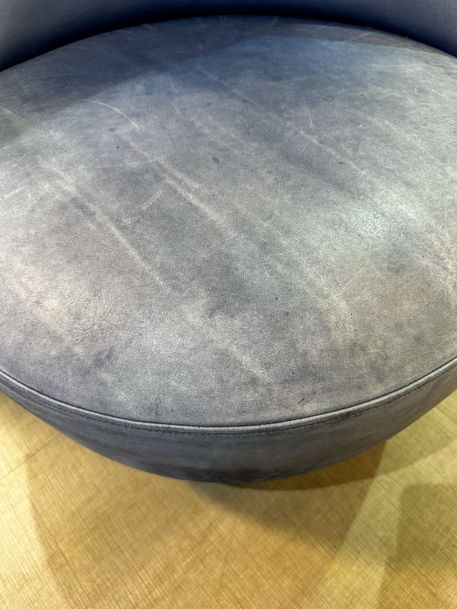 IMG_0841aurore morisse affaire conclue mobilier fauteuil angle ligne roset design france 20e siècle 21e siècle bleu tissu décoration intérieur