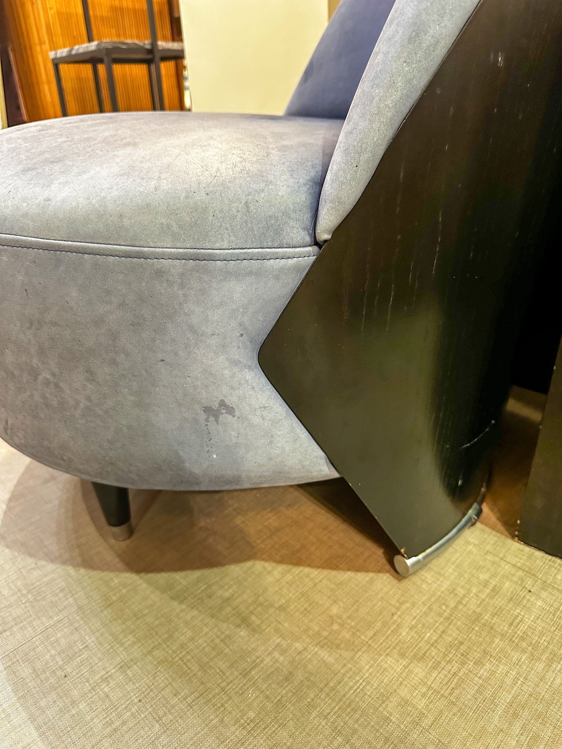 IMG_0842aurore morisse affaire conclue mobilier fauteuil angle ligne roset design france 20e siècle 21e siècle bleu tissu décoration intérieur