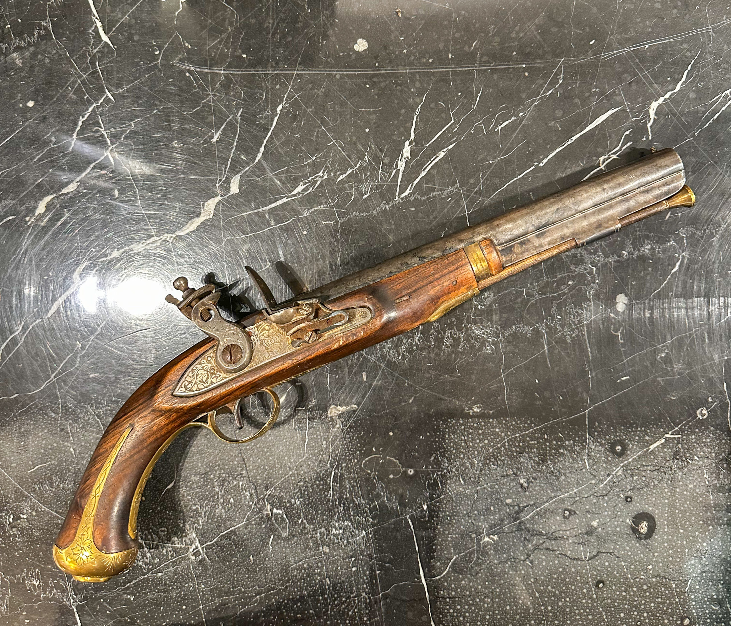 IMG_0883aurore morisse affaire conclue objets d&rsquo;art pistolet percussion lefaucheux liège armes à feu ancien collection collectionneur investissement