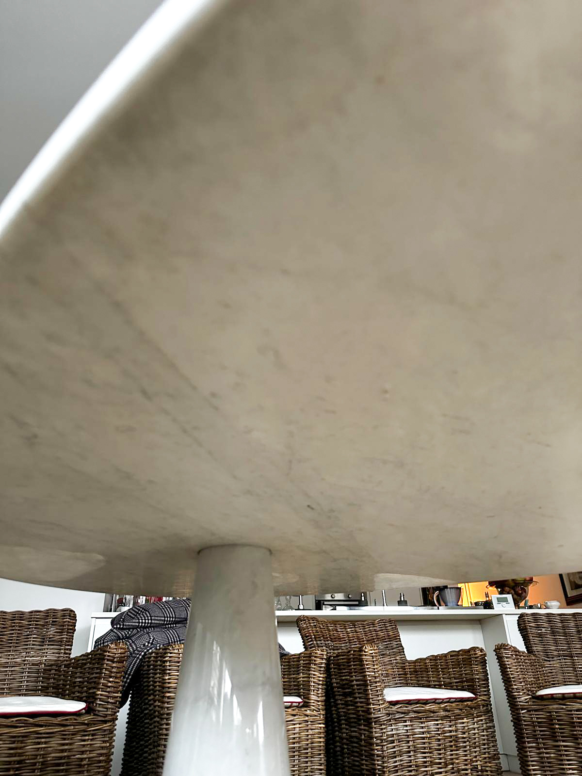 b0a7700a-5bfc-45ea-a05f-a836f9531dadaurore morisse affaire conclue mobilier mangiarotti table eros marbre design italien 20e siècle années 60 salle à manger investissement décoration ameublement