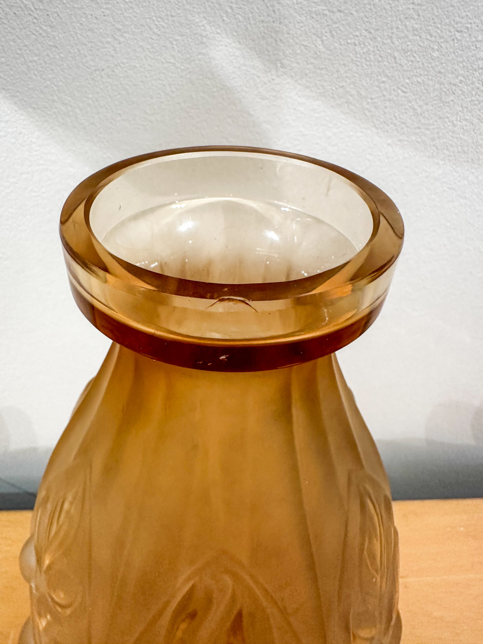 IMG_1366aurore morisse affaire conclue vase verre edmond etling france 20e siècle art nouveau art déco moulé pressé marguerites décoration