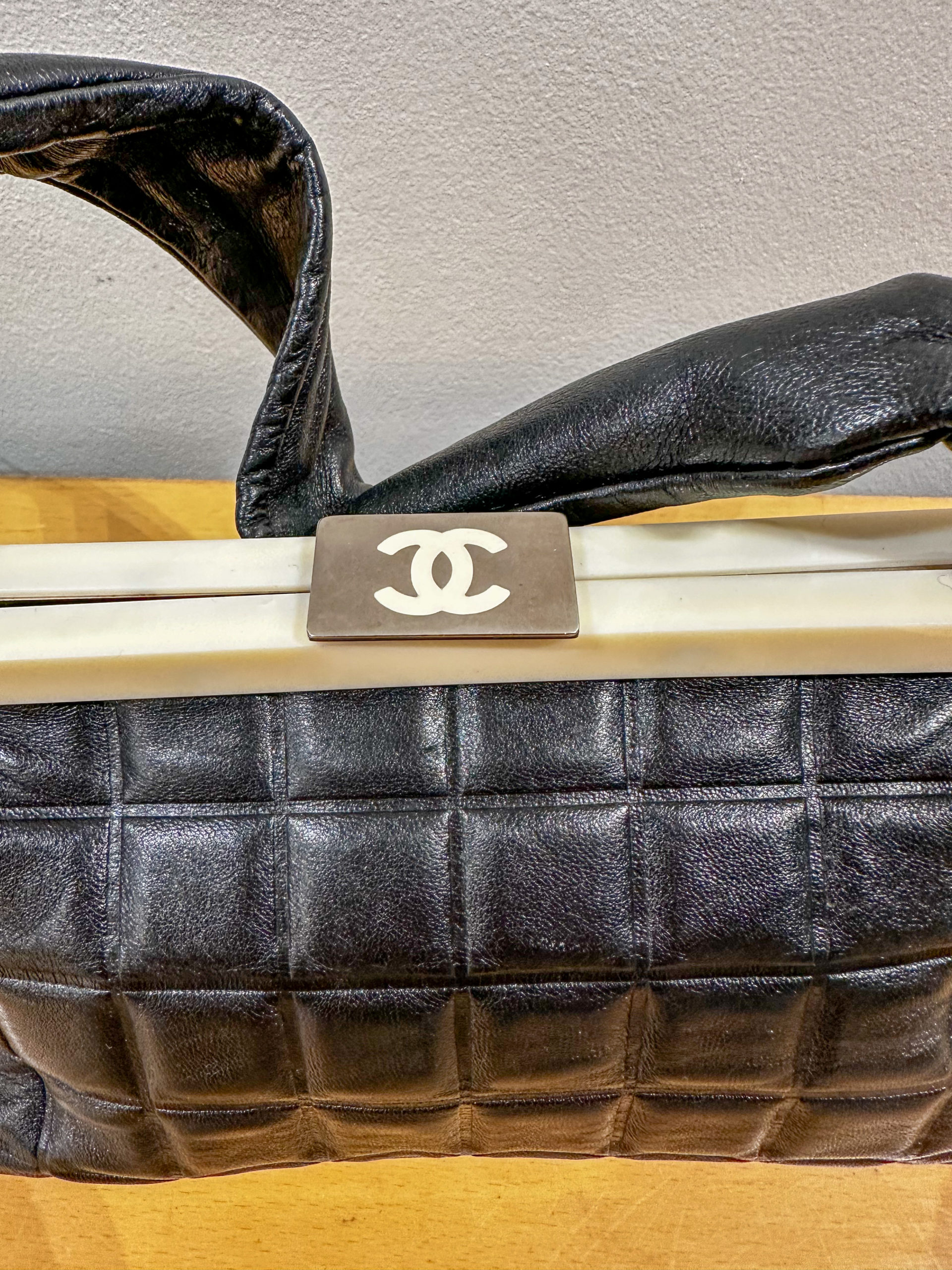 IMG_1388aurore morisse affaire conclue sac maroquinerie chanel luxe france bakélite petit format cuir années 2000