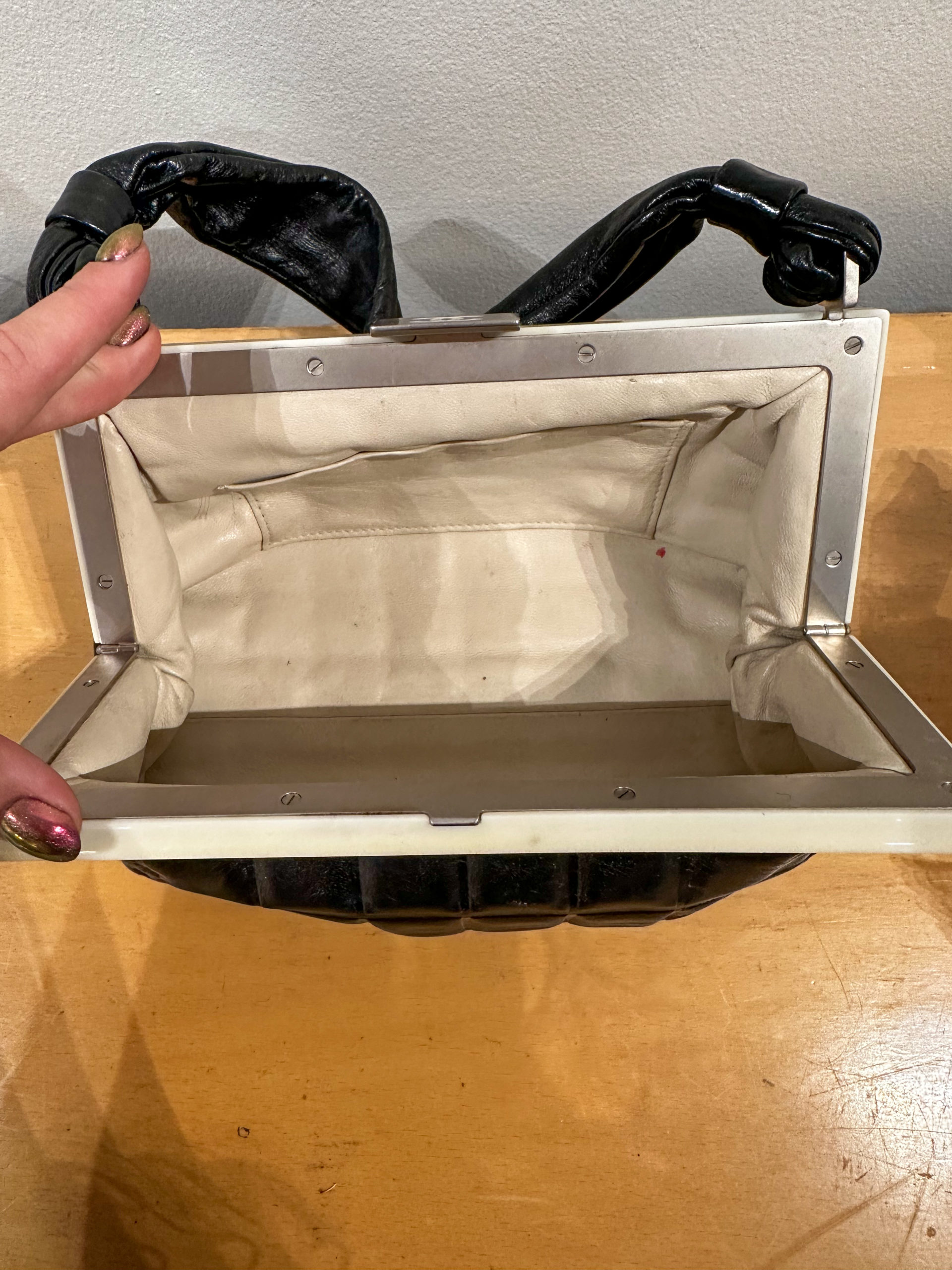 IMG_1390aurore morisse affaire conclue sac maroquinerie chanel luxe france bakélite petit format cuir années 2000