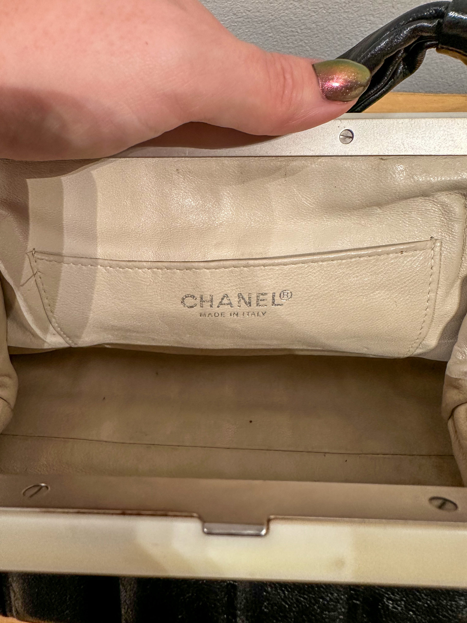 IMG_1391aurore morisse affaire conclue sac maroquinerie chanel luxe france bakélite petit format cuir années 2000