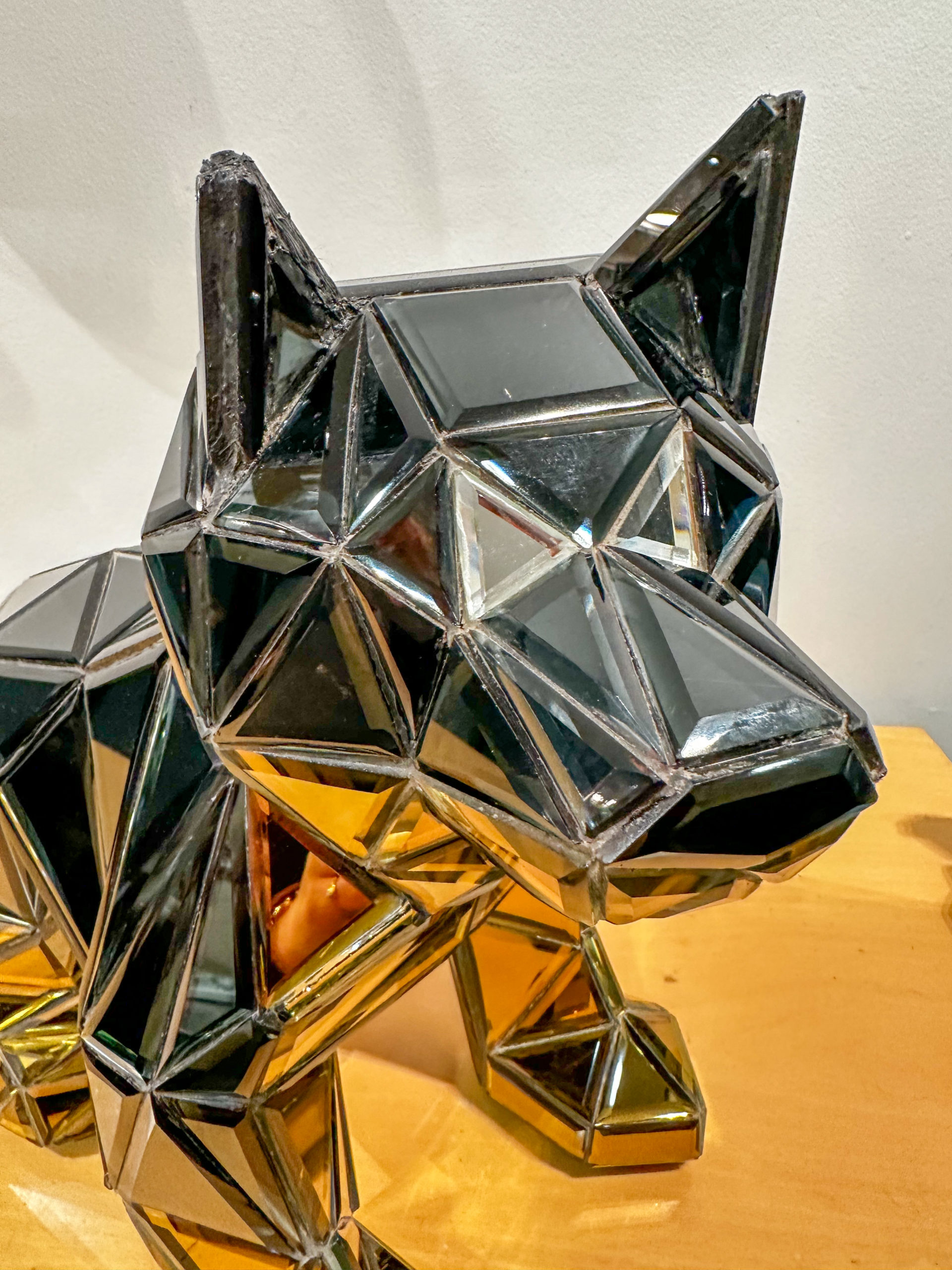 IMG_1430aurore morisse affaire conclue décoration chien miroir chrome intérieur animal moderne contemporain belge 21e siècle