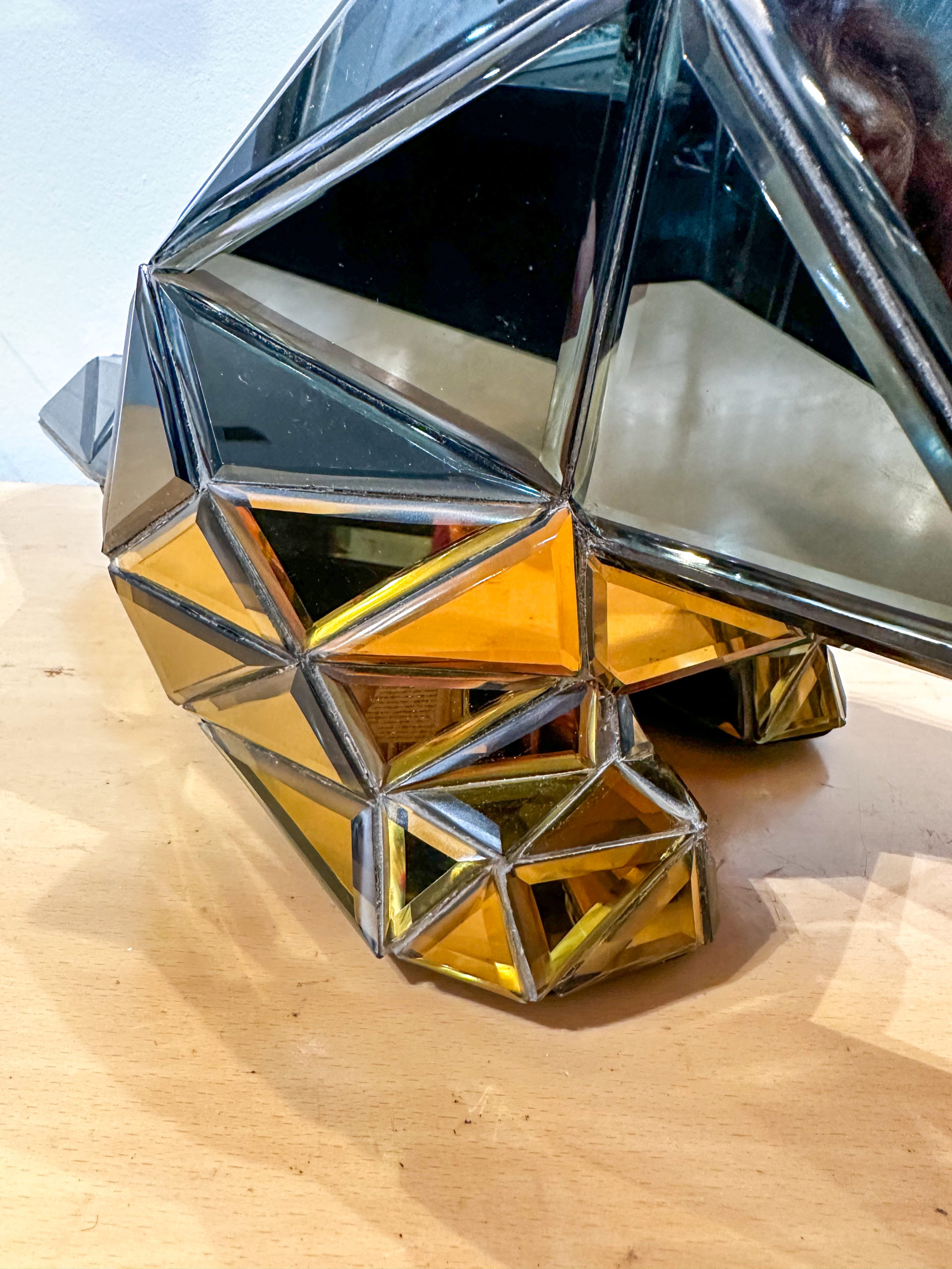 IMG_1431aurore morisse affaire conclue décoration chien miroir chrome intérieur animal moderne contemporain belge 21e siècle