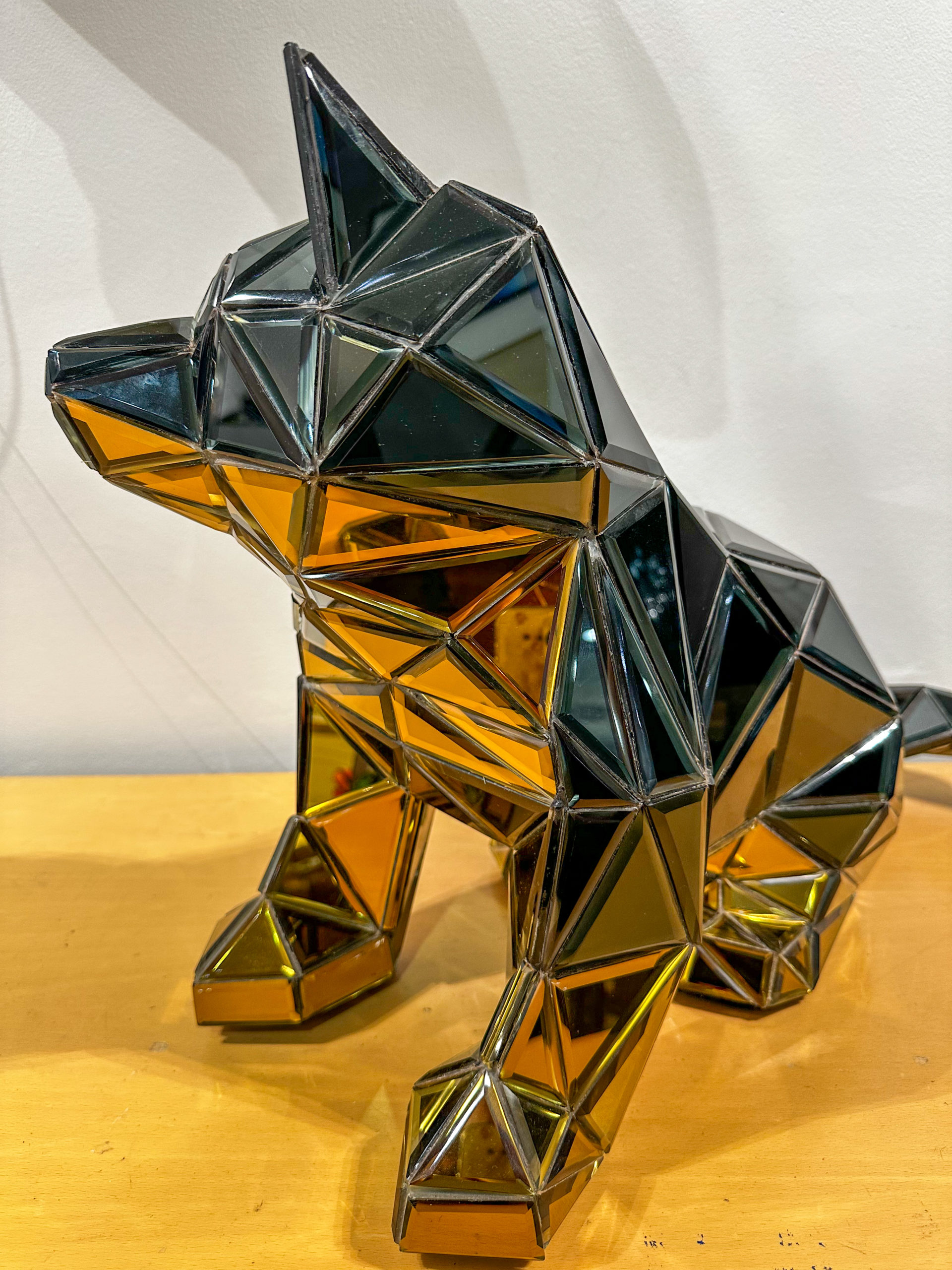 IMG_1432aurore morisse affaire conclue décoration chien miroir chrome intérieur animal moderne contemporain belge 21e siècle