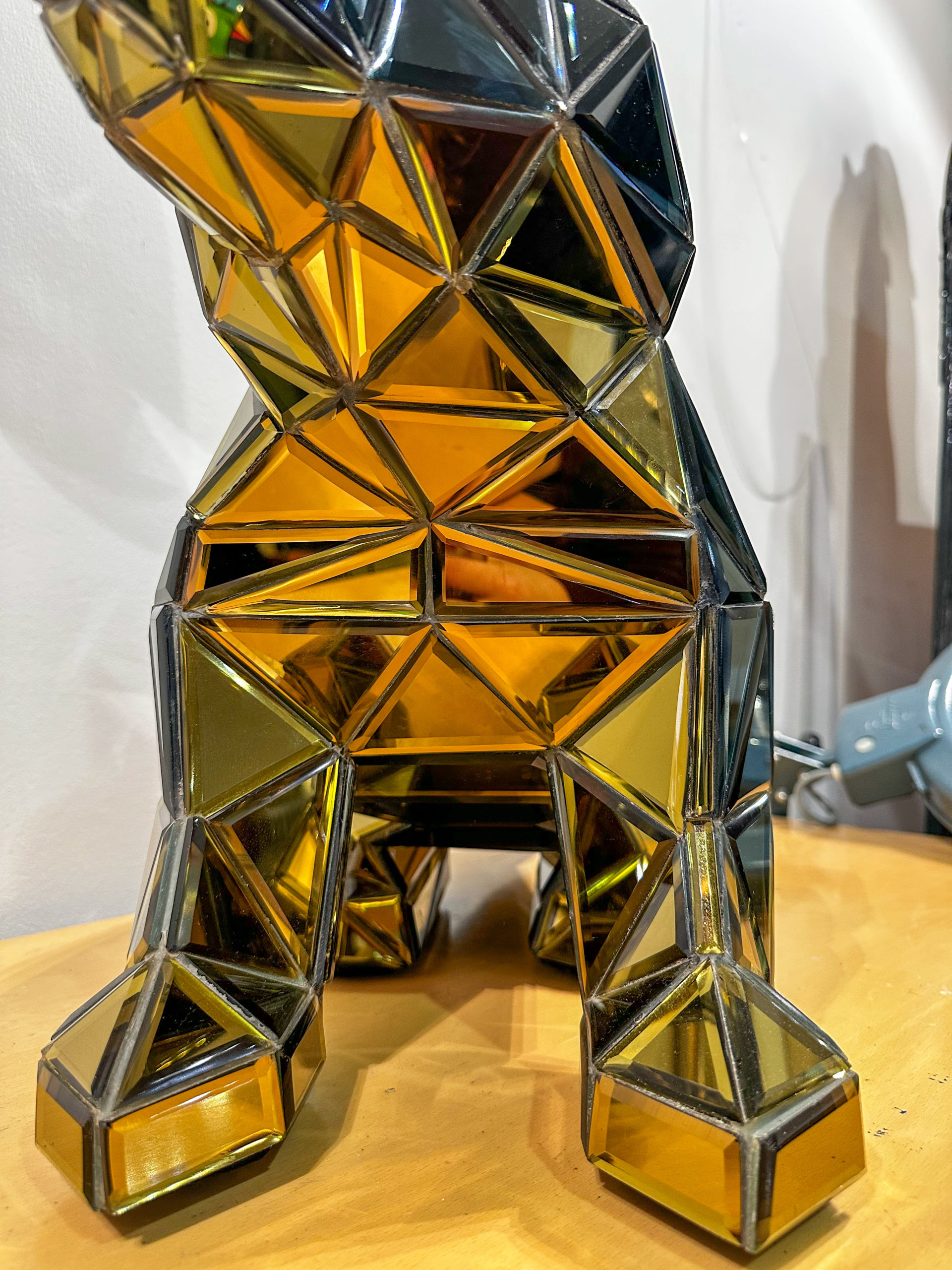 IMG_1433aurore morisse affaire conclue décoration chien miroir chrome intérieur animal moderne contemporain belge 21e siècle